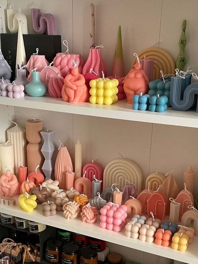 Velas decorativas encendidas con texturas