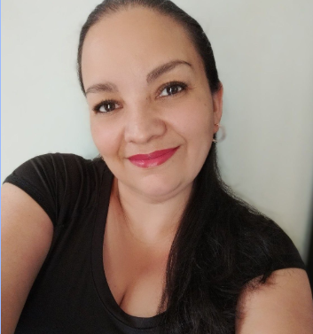 Yuly Mar Rivas — instructora del curso Diseña y Crea Velas Artesanales